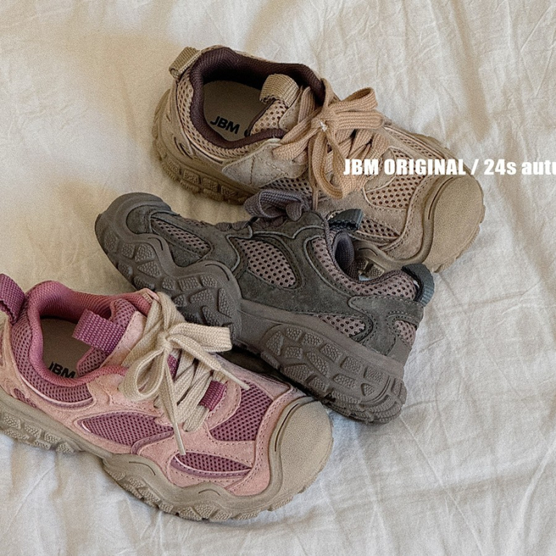 Gyerekeknek való futócipők kültéri ösvényekhez magasságot növelő kialakítással, felsőrész szintetikus bőrből, gumitalp, uniszex, 4–16 éveseknek.