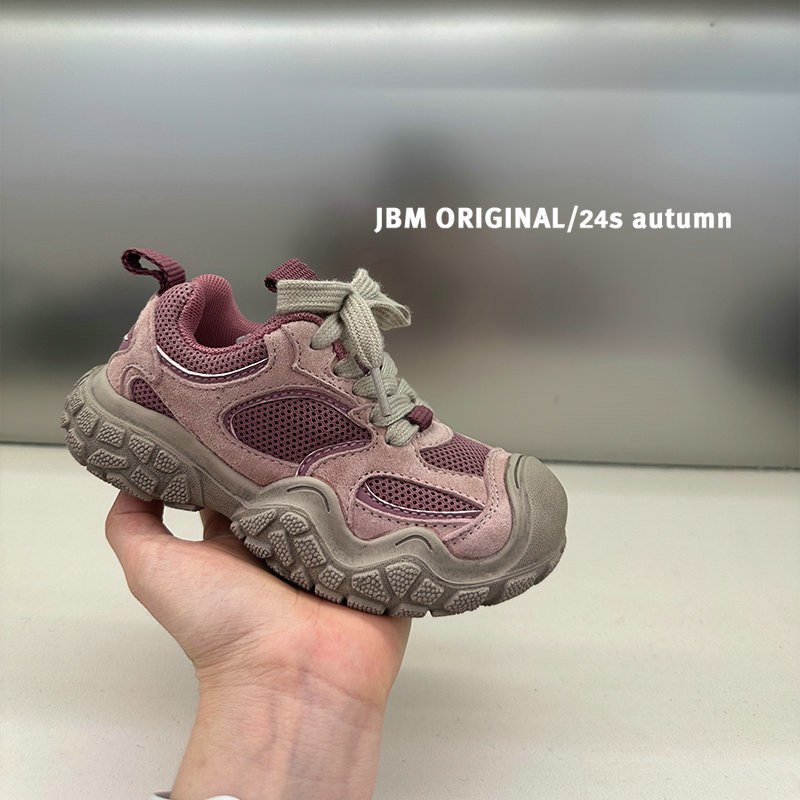 Gyerekeknek való futócipők kültéri ösvényekhez magasságot növelő kialakítással, felsőrész szintetikus bőrből, gumitalp, uniszex, 4–16 éveseknek.