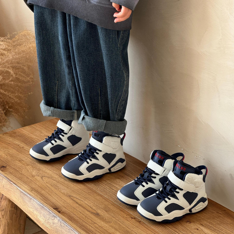 Gyerekeknek készült magas szárú kosárlabda sportcipő Velcro-zárással, könnyű, csúszásmentes, felső része szuper rostból, gumitalppal