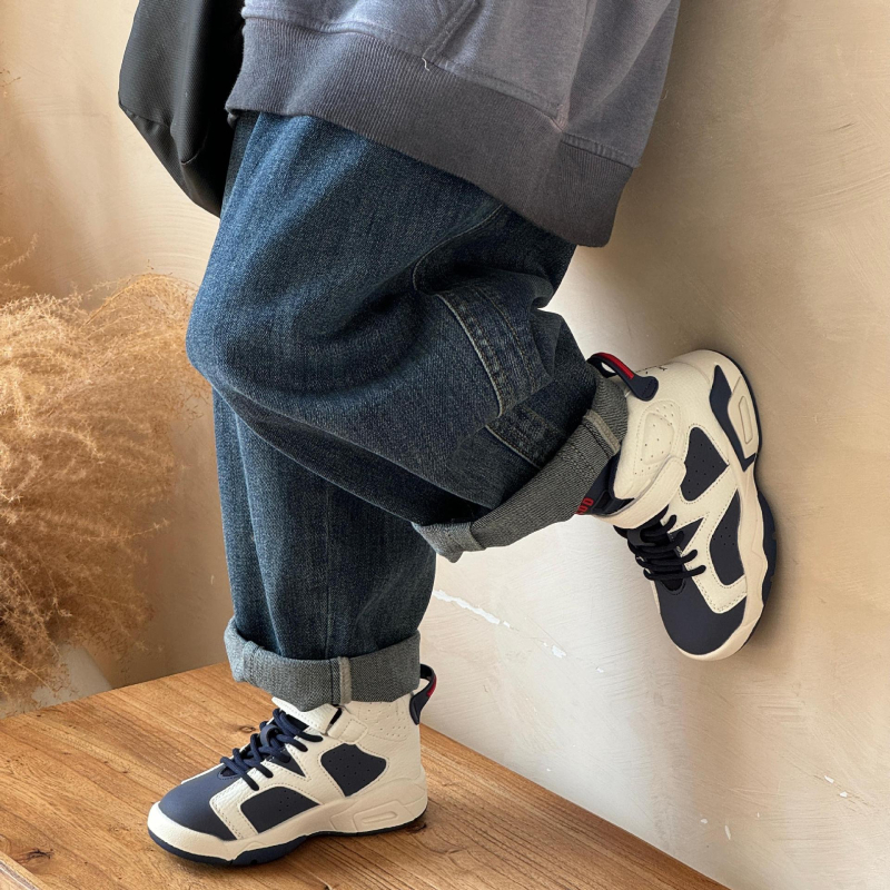 Gyerekeknek készült magas szárú kosárlabda sportcipő Velcro-zárással, könnyű, csúszásmentes, felső része szuper rostból, gumitalppal