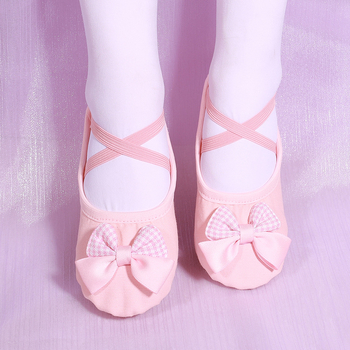 Merginoms baleto bateliai su minkšta padu, kvėpuojantys ir lengvi, vaikams; viršutinė dalis sintetinė oda, pamušalas medvilninis; padas iš kompozitinės medžiagos; tinka pratimams ir sceniniams pasirodymams