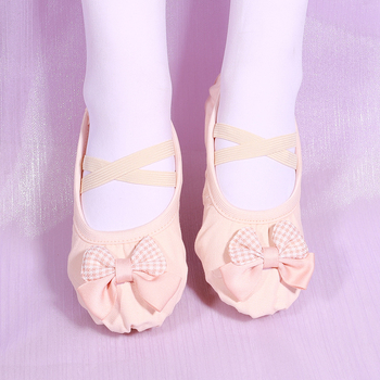 Merginoms baleto bateliai su minkšta padu, kvėpuojantys ir lengvi, vaikams; viršutinė dalis sintetinė oda, pamušalas medvilninis; padas iš kompozitinės medžiagos; tinka pratimams ir sceniniams pasirodymams