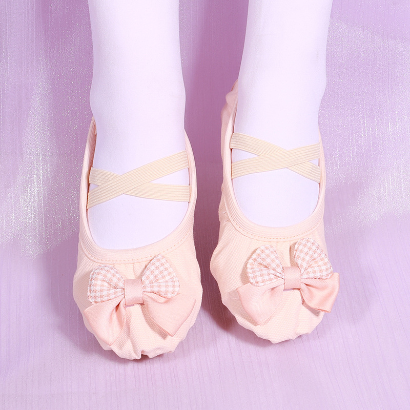 Merginoms baleto bateliai su minkšta padu, kvėpuojantys ir lengvi, vaikams; viršutinė dalis sintetinė oda, pamušalas medvilninis; padas iš kompozitinės medžiagos; tinka pratimams ir sceniniams pasirodymams