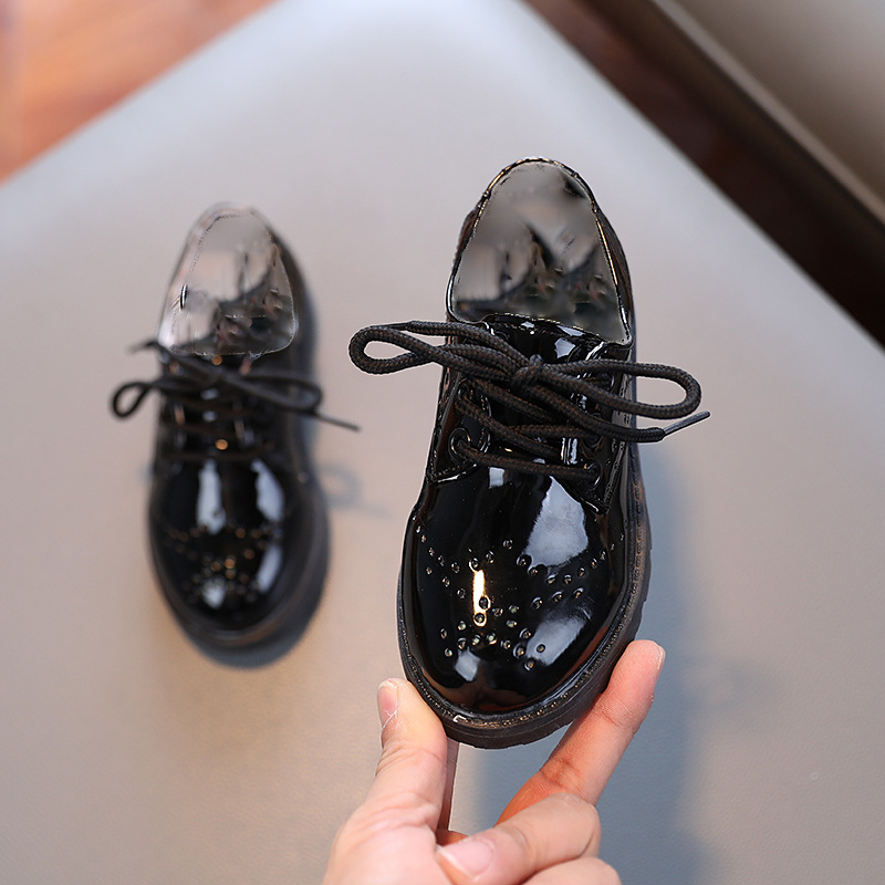 Gyerekeknek való műbőr cipő, brit stílus, fényes felület, gumitalp, alacsony felsőrész