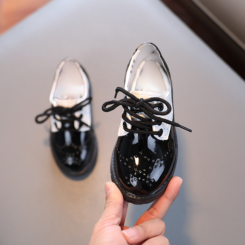 Gyerekeknek való műbőr cipő, brit stílus, fényes felület, gumitalp, alacsony felsőrész