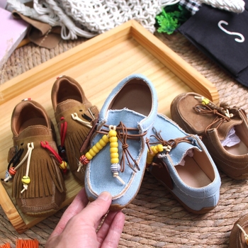 Dječje slip-on mokasine od nubuk kože s resicama i perlama — niski gornji dio, ulošak od prirodne kože, mat završetak, umjetnički vintage stil