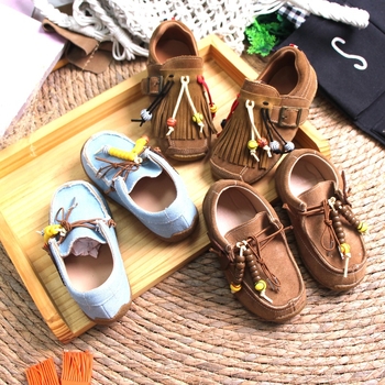 Dječje slip-on mokasine od nubuk kože s resicama i perlama — niski gornji dio, ulošak od prirodne kože, mat završetak, umjetnički vintage stil