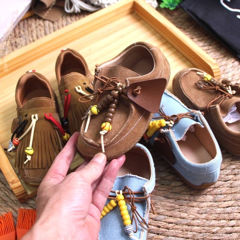 Dječje slip-on mokasine od nubuk kože s resicama i perlama — niski gornji dio, ulošak od prirodne kože, mat završetak, umjetnički vintage stil