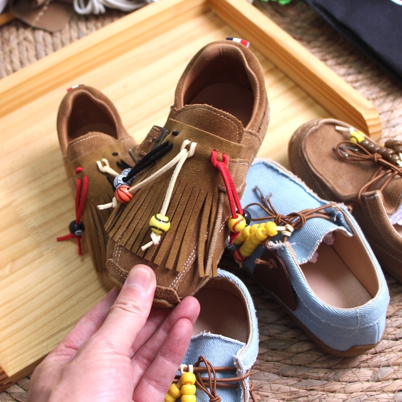 Dječje slip-on mokasine od nubuk kože s resicama i perlama — niski gornji dio, ulošak od prirodne kože, mat završetak, umjetnički vintage stil