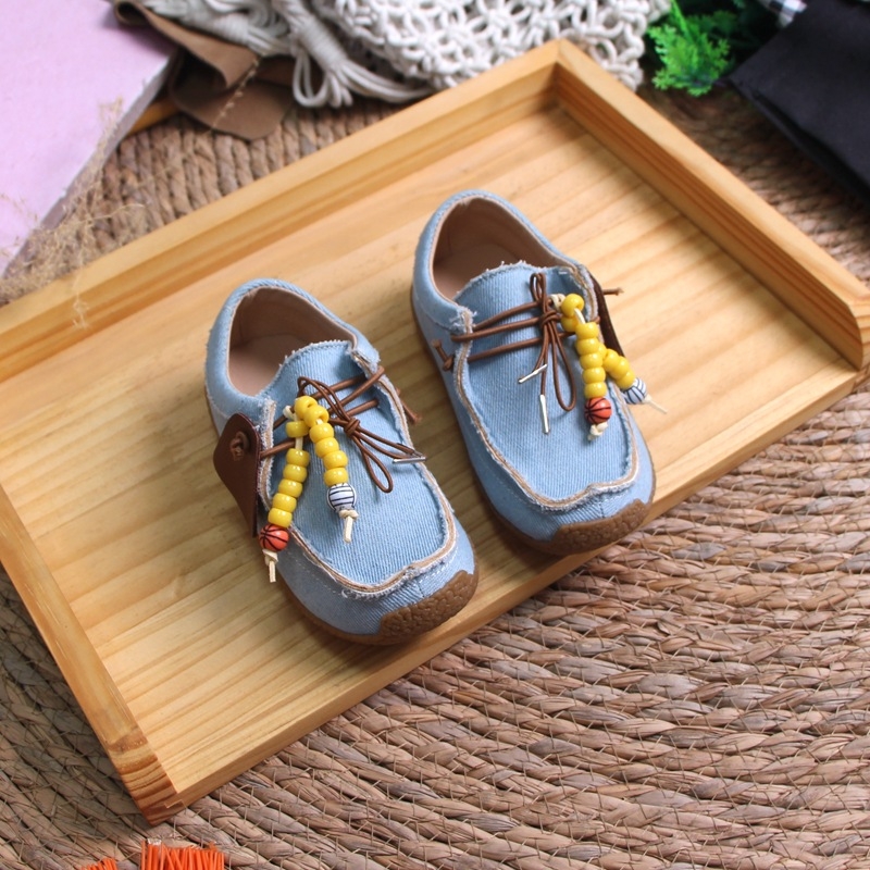 Dječje slip-on mokasine od nubuk kože s resicama i perlama — niski gornji dio, ulošak od prirodne kože, mat završetak, umjetnički vintage stil