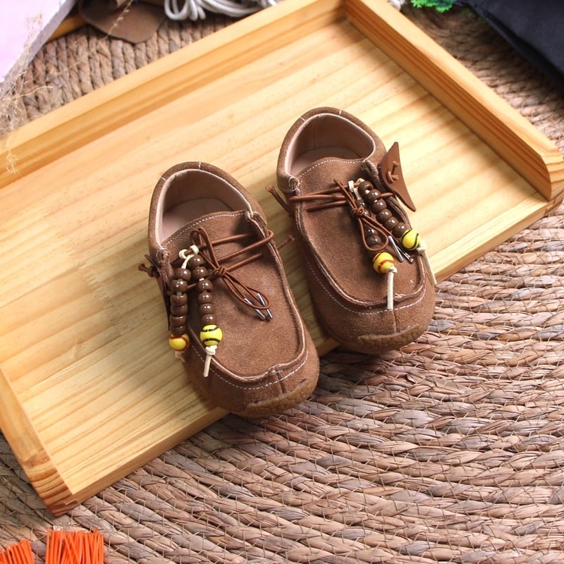 Dječje slip-on mokasine od nubuk kože s resicama i perlama — niski gornji dio, ulošak od prirodne kože, mat završetak, umjetnički vintage stil