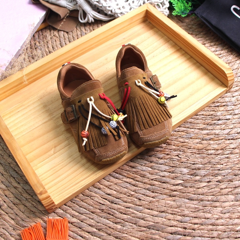 Dječje slip-on mokasine od nubuk kože s resicama i perlama — niski gornji dio, ulošak od prirodne kože, mat završetak, umjetnički vintage stil