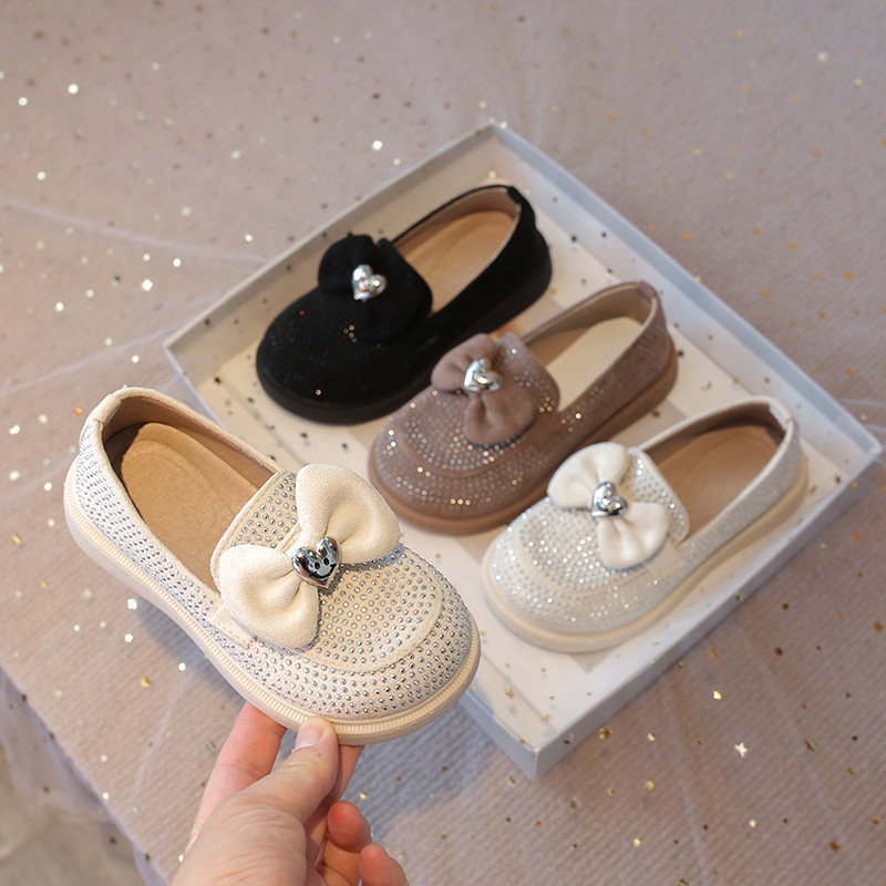 Lányoknak szóló masnis hercegnőcipő, koreai stílus, PU felsőrész, PU talpbetét, belső műbőr bélés, csúszásmentes talp