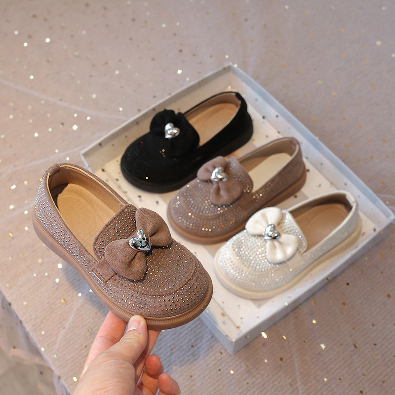 Lányoknak szóló masnis hercegnőcipő, koreai stílus, PU felsőrész, PU talpbetét, belső műbőr bélés, csúszásmentes talp