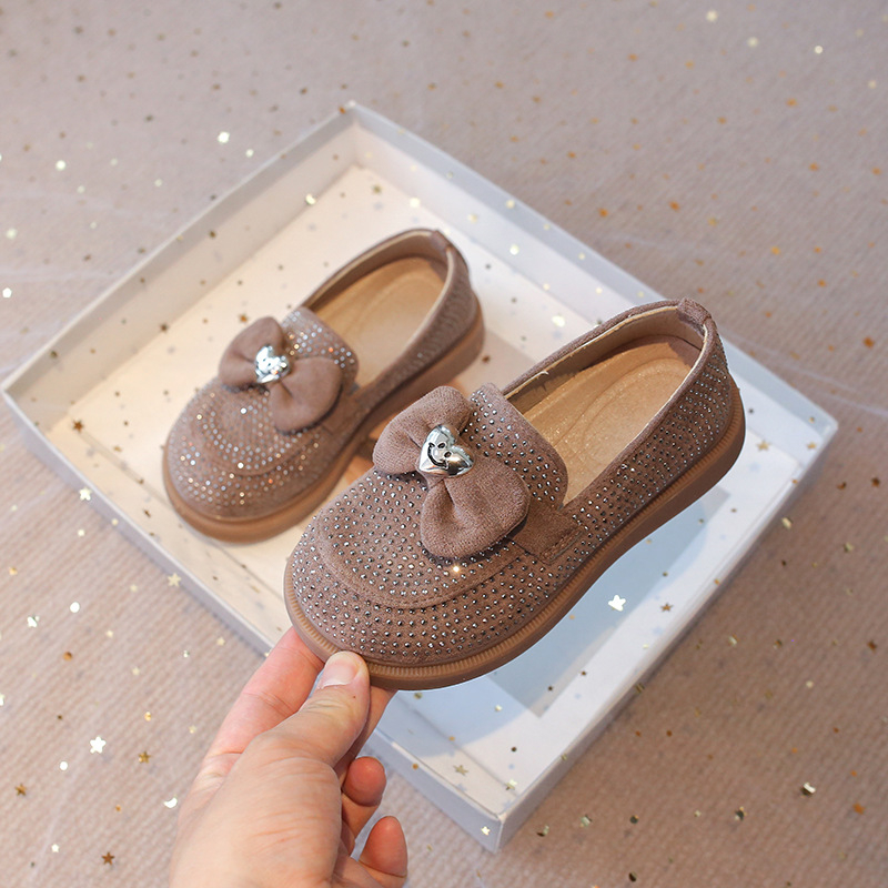 Lányoknak szóló masnis hercegnőcipő, koreai stílus, PU felsőrész, PU talpbetét, belső műbőr bélés, csúszásmentes talp