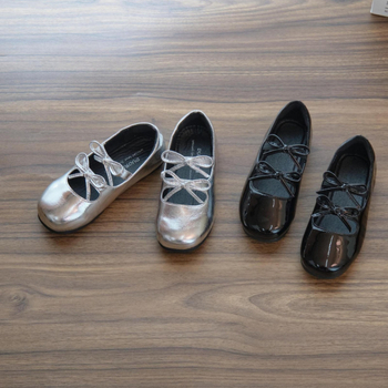 Lányok hercegnő cipő, dupla masnival — Felsőrész: másodlagos marhabőr, 7–12 éveseknek, stílus: édes akadémia