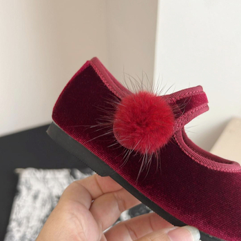 Cipele za djevojčice u korejskom stilu od baršuna, crvene, s pomponom, Velcro kopča, mekana gumena potplata