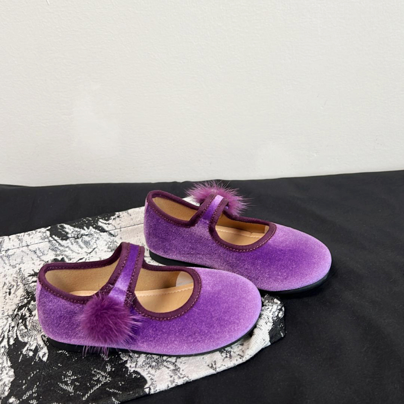 Cipele za djevojčice u korejskom stilu od baršuna, crvene, s pomponom, Velcro kopča, mekana gumena potplata
