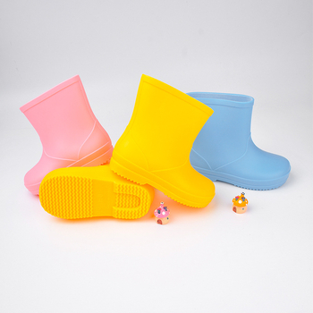 Dječje kišne čizme, niski pet (1–3 cm), srednja visina cijevi, PVC gornji dio, pogodne za proljeće, ljeto i jesen