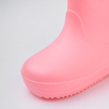 Dječje kišne čizme, niski pet (1–3 cm), srednja visina cijevi, PVC gornji dio, pogodne za proljeće, ljeto i jesen