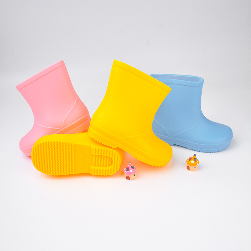 Dječje kišne čizme, niski pet (1–3 cm), srednja visina cijevi, PVC gornji dio, pogodne za proljeće, ljeto i jesen