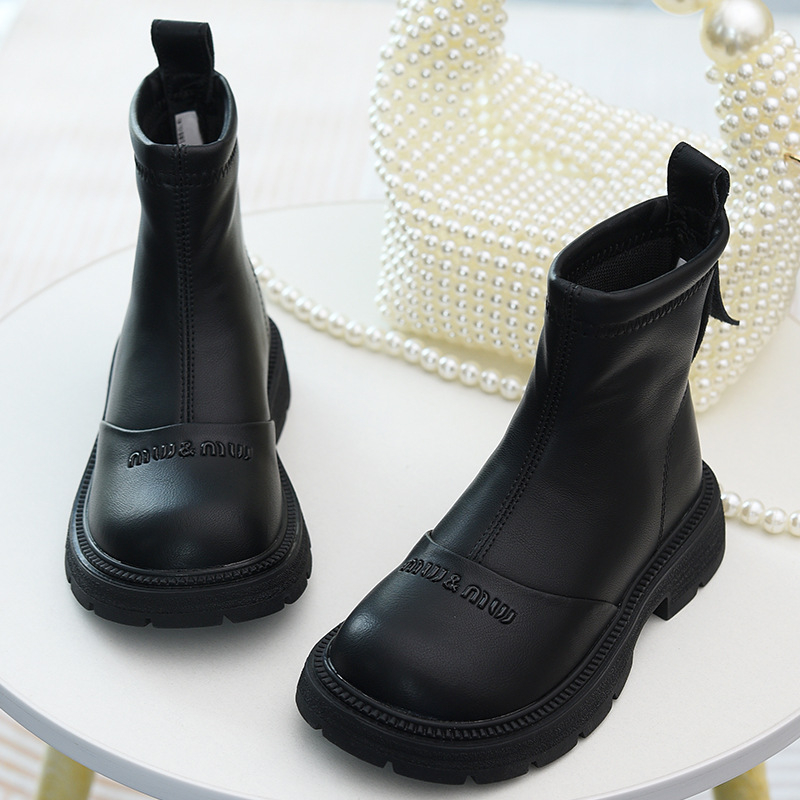 Mergaitėms odiniai trumpi aulinukai su dirbtiniu kailiu, užtrauktukas gale, žemas vamzdelis, gumine padas