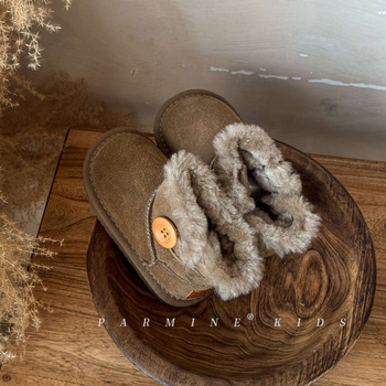 Mergaitėms sniego bateliai – viršus iš karvės split odos, padas TPES, užsegimas sagteliu, amžius 1–6 metai