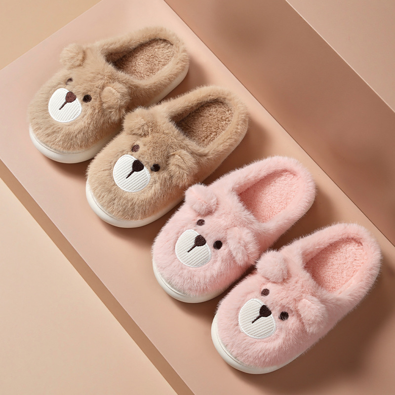 Gyerekeknek való benti papucs Mink velúr felsővel, medve minta, PVC talp, vastagított talp, karikatúra stílus.