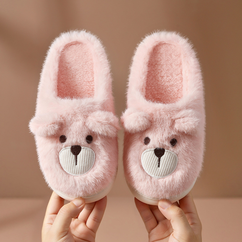 Gyerekeknek való benti papucs Mink velúr felsővel, medve minta, PVC talp, vastagított talp, karikatúra stílus.