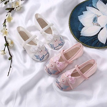 Lányoknak készült textilcipő hímzett mintával, etnikus stilus, kender felsőrész, középmagas, természetes gumitalp, 4–6 éveseknek