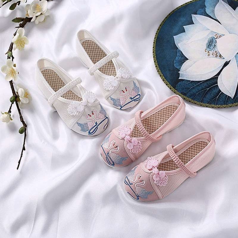 Lányoknak készült textilcipő hímzett mintával, etnikus stilus, kender felsőrész, középmagas, természetes gumitalp, 4–6 éveseknek