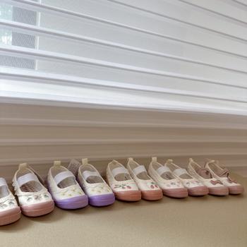 Pantofi interior pentru fete – partea superioară din canvas, talpă din plastic, închidere cu bandă elastică, model cu flori, stil japonez