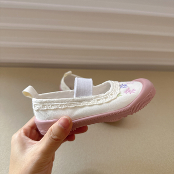 Pantofi interior pentru fete – partea superioară din canvas, talpă din plastic, închidere cu bandă elastică, model cu flori, stil japonez