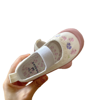 Pantofi interior pentru fete – partea superioară din canvas, talpă din plastic, închidere cu bandă elastică, model cu flori, stil japonez