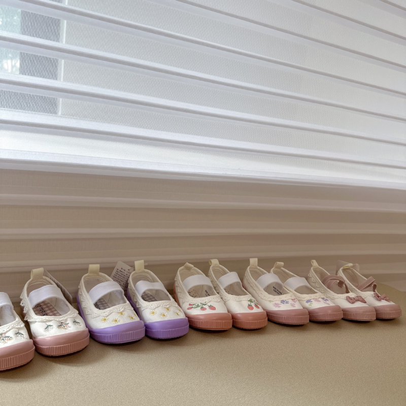 Pantofi interior pentru fete – partea superioară din canvas, talpă din plastic, închidere cu bandă elastică, model cu flori, stil japonez