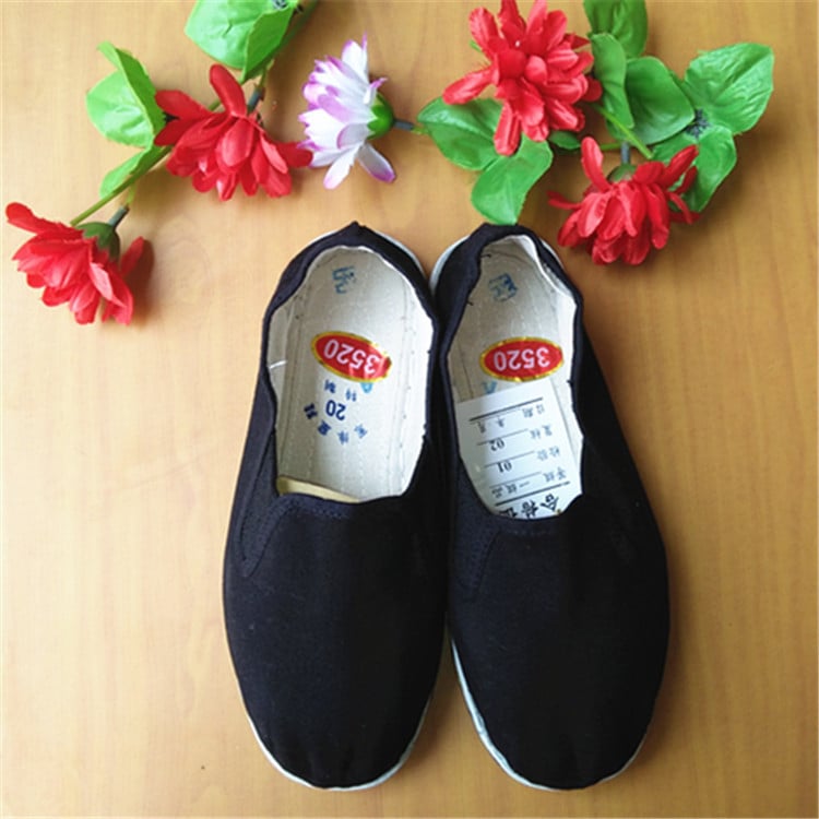 Gyerekeknek készült vászoncipő vékony talppal, elasztikus pánttal, légáteresztő belső talp, egyszínű minta; Márka: 3520; Felső anyag: vászon; Sólap: Melaleuca Bottom; Talp: Pure Cotton; Mintázat: egyszínű