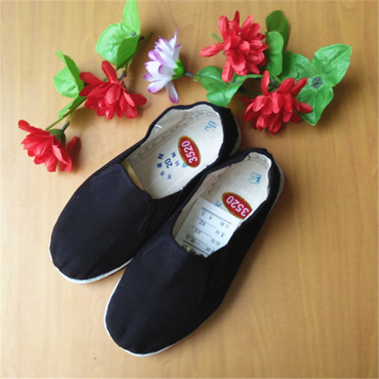 Gyerekeknek készült vászoncipő vékony talppal, elasztikus pánttal, légáteresztő belső talp, egyszínű minta; Márka: 3520; Felső anyag: vászon; Sólap: Melaleuca Bottom; Talp: Pure Cotton; Mintázat: egyszínű