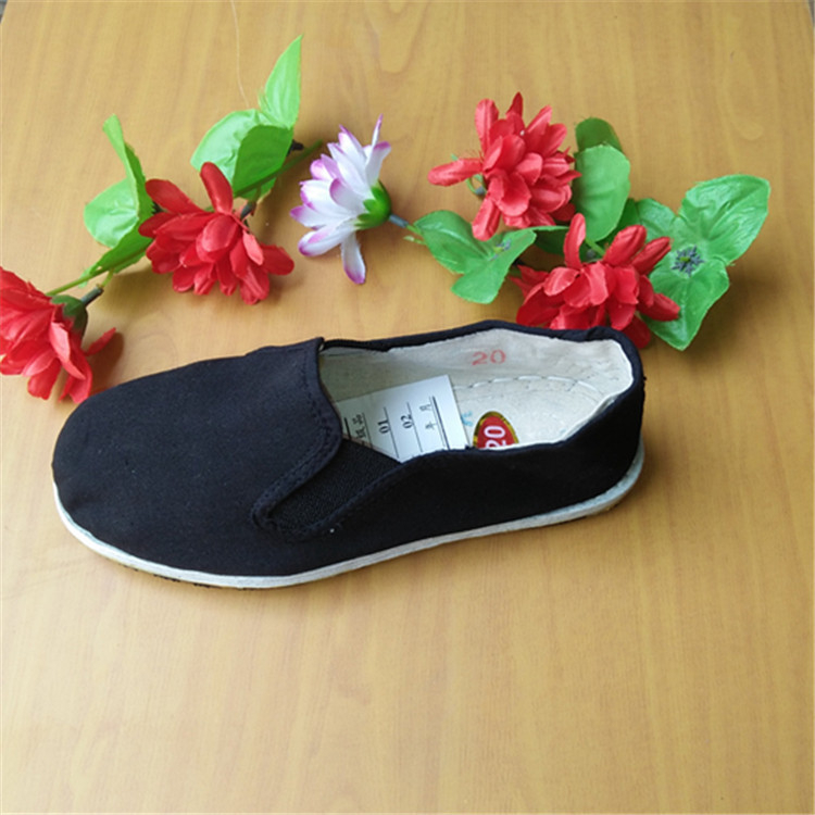 Gyerekeknek készült vászoncipő vékony talppal, elasztikus pánttal, légáteresztő belső talp, egyszínű minta; Márka: 3520; Felső anyag: vászon; Sólap: Melaleuca Bottom; Talp: Pure Cotton; Mintázat: egyszínű