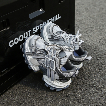 Dječje tenisice tip dad shoes – lagane, protuklizne, otporne na habanje; gornji dio PU+ mreža; đon od gume; zatvarač na Velcro; proljeće 2025; uzrast 4–12 godina