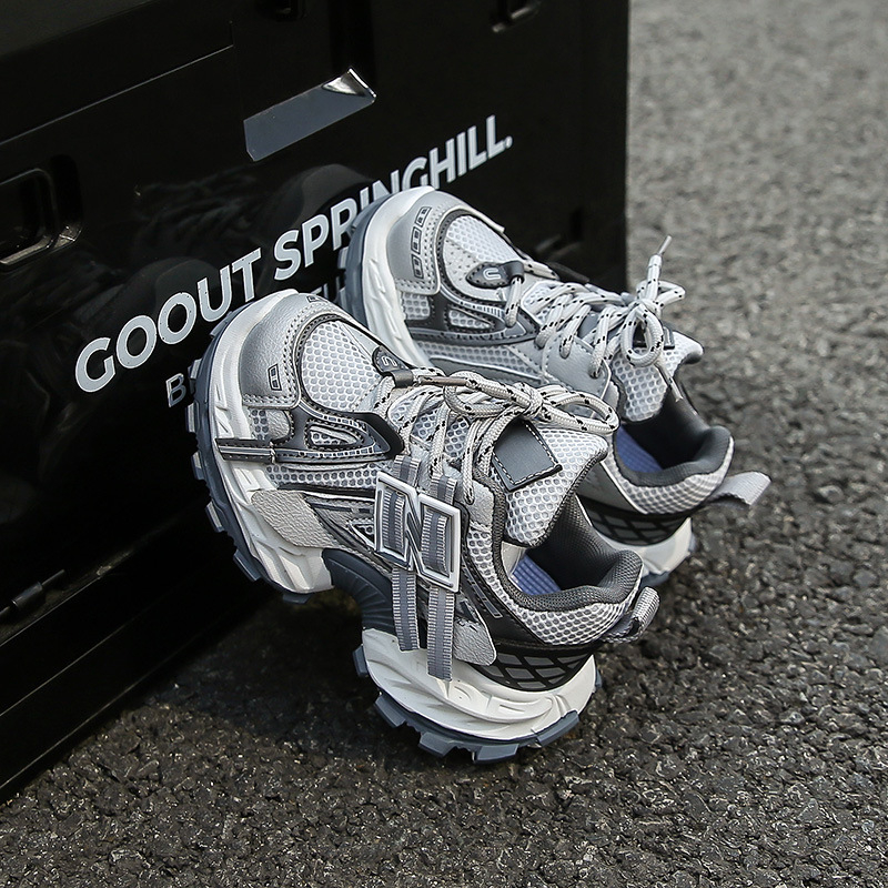 Dječje tenisice tip dad shoes – lagane, protuklizne, otporne na habanje; gornji dio PU+ mreža; đon od gume; zatvarač na Velcro; proljeće 2025; uzrast 4–12 godina