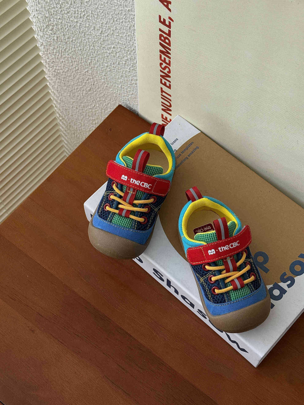 Unisex tenisice s Velcro kopčanjem – prozračne i upijaju znoj; gornji dio: twill canvas i prilagođena tkanina; potplat: TPR guma i plastično dno; ulošak: inženirski debeli ulošci