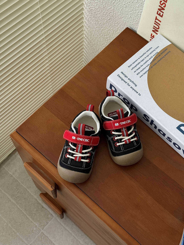 Unisex tenisice s Velcro kopčanjem – prozračne i upijaju znoj; gornji dio: twill canvas i prilagođena tkanina; potplat: TPR guma i plastično dno; ulošak: inženirski debeli ulošci