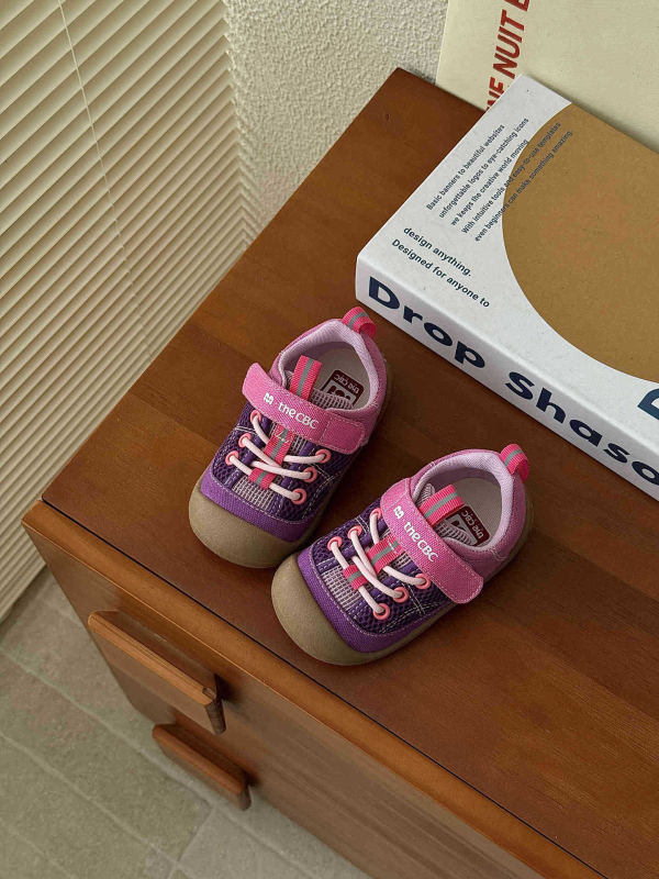 Unisex tenisice s Velcro kopčanjem – prozračne i upijaju znoj; gornji dio: twill canvas i prilagođena tkanina; potplat: TPR guma i plastično dno; ulošak: inženirski debeli ulošci