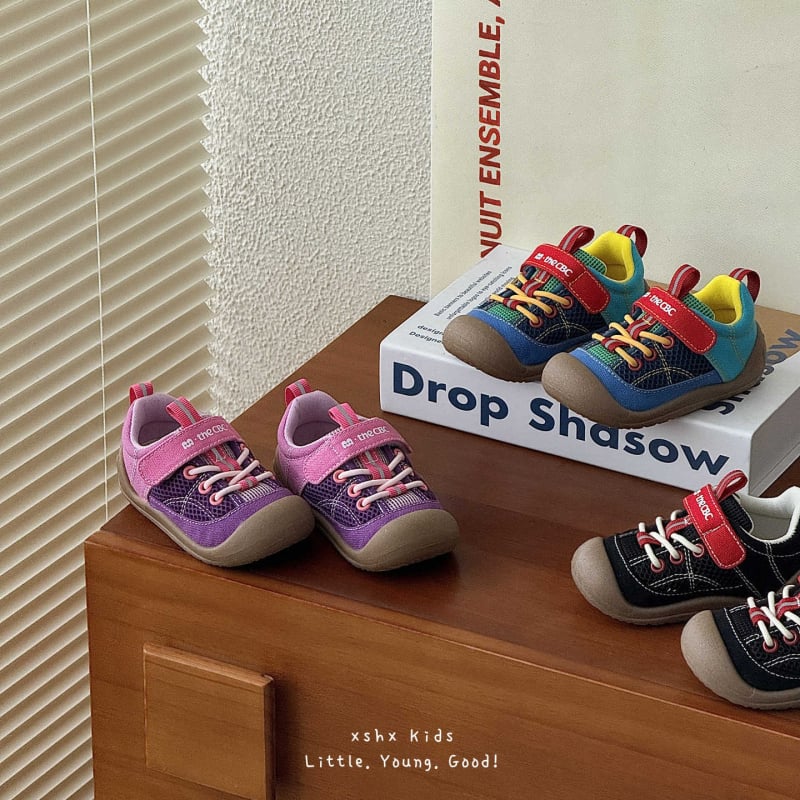 Unisex tenisice s Velcro kopčanjem – prozračne i upijaju znoj; gornji dio: twill canvas i prilagođena tkanina; potplat: TPR guma i plastično dno; ulošak: inženirski debeli ulošci