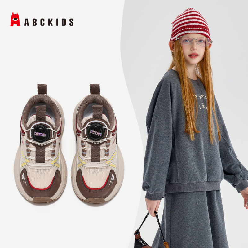 Vaikų sportbačiai su plonu padu, viršutinė dalis iš sintetinės odos, užsegimas su pasukamu mygtuku, EVA įdėklas, injekciniu formavimu suformuotas padas (Ruduo 2025, universalūs)