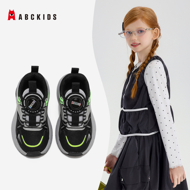 Vaikų sportbačiai su plonu padu, viršutinė dalis iš sintetinės odos, užsegimas su pasukamu mygtuku, EVA įdėklas, injekciniu formavimu suformuotas padas (Ruduo 2025, universalūs)