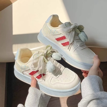 Mergaitėms skirti kasdieniniai lengvieji sportbačiai su tinklinio viršutine, žemas siluetas, raišteliai priekyje, guminė padas, vaikams 4–6 metai