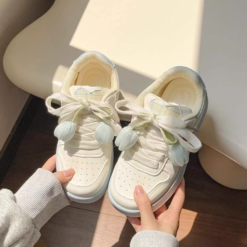 Mergaitėms skirti kasdieniniai lengvieji sportbačiai su tinklinio viršutine, žemas siluetas, raišteliai priekyje, guminė padas, vaikams 4–6 metai