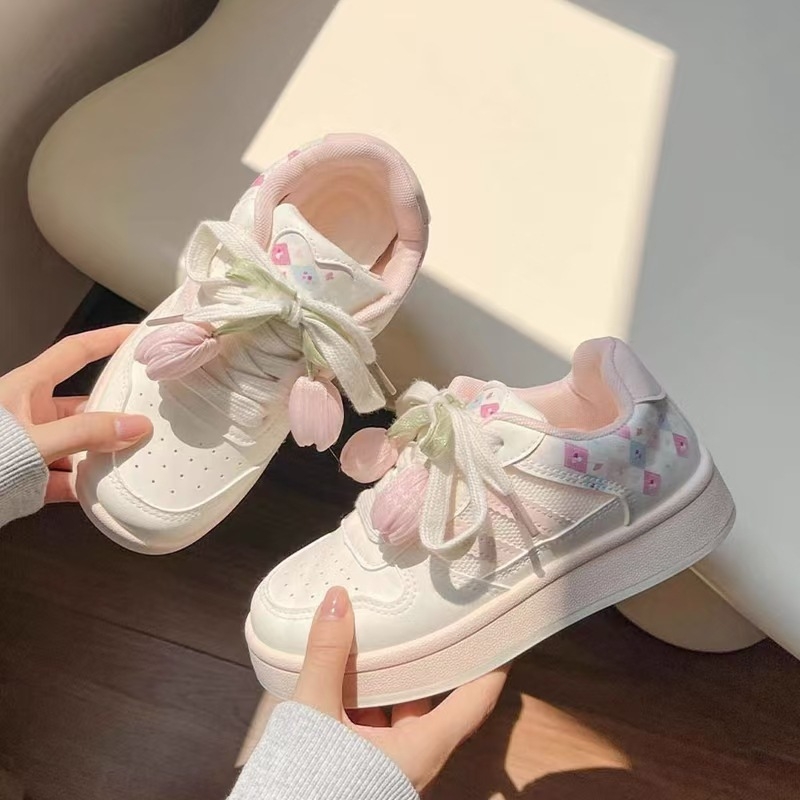 Mergaitėms skirti kasdieniniai lengvieji sportbačiai su tinklinio viršutine, žemas siluetas, raišteliai priekyje, guminė padas, vaikams 4–6 metai