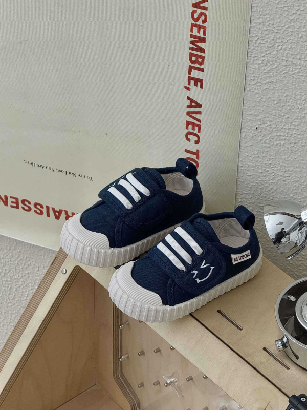 Vaikų vidaus bateliai Velcro užsegimu, Korejos stiliaus, neslidūs, kvėpuojanti drobė, žemas viršus (Amžius: 4–12 metų | Viršus: drobė | Padas: TPR + plastikas | Užsegimas: Velcro | Sezona: pavasaris/rudenys)